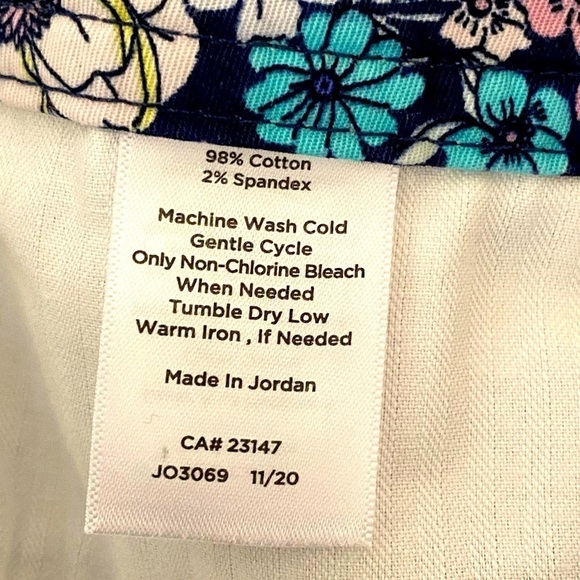 TALBOTS Floral Shorts “THE PERFECT SHORTS” 19” Length Women’s Size 12P Pockets - Picture 4 of 10